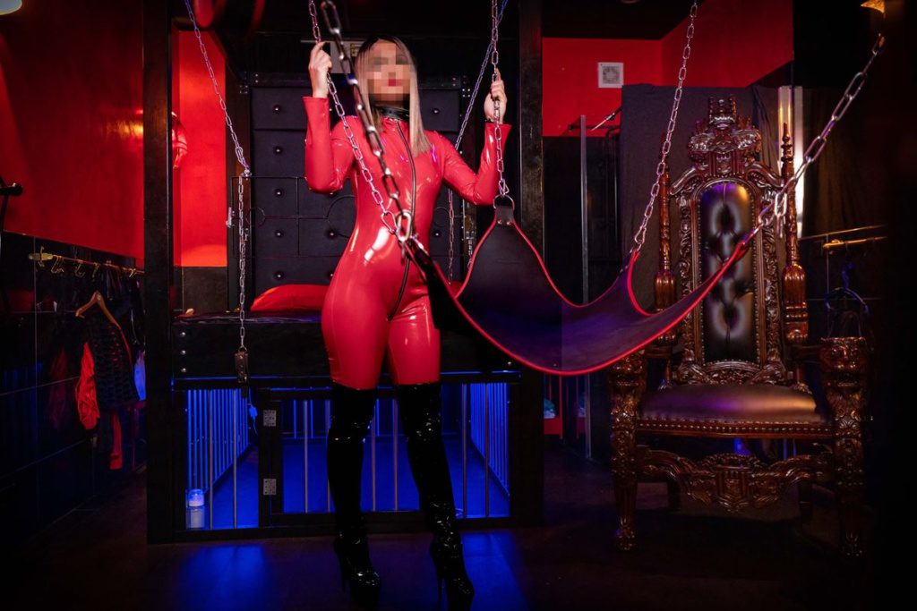 neem-een-kijkje-in-de-fraaie-sm-kamer-in-den-haag-van-meesteres-luna